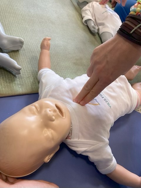 Pratique du massage cardiaque sur mannequin nourrisson